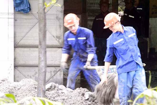 Đâu đâu cũng thấy công nhân xúc dọn đất đá, từ trong nhà tới khai trường.