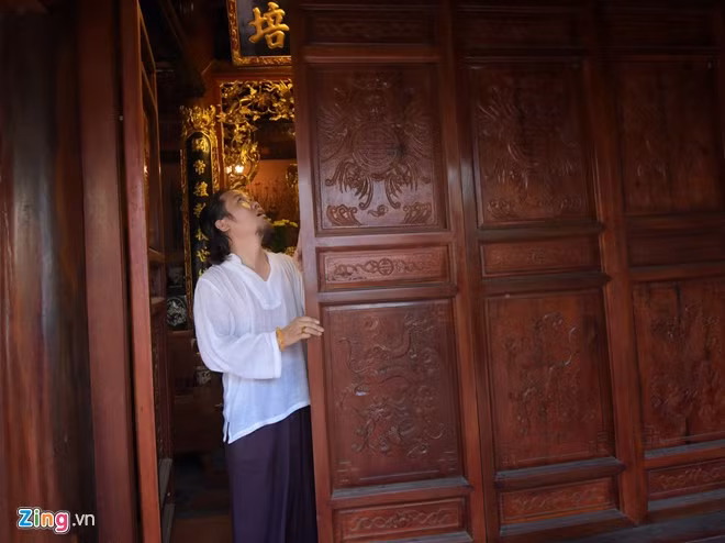 Dù mua đất đã lâu nhưng vào năm 2012, nghệ sĩ Vượng Râu mới tính tới chuyện xây nhà và làm phủ thờ. Anh coi đây như mối duyên nợ với ngôi chùa cổ xưa kia.