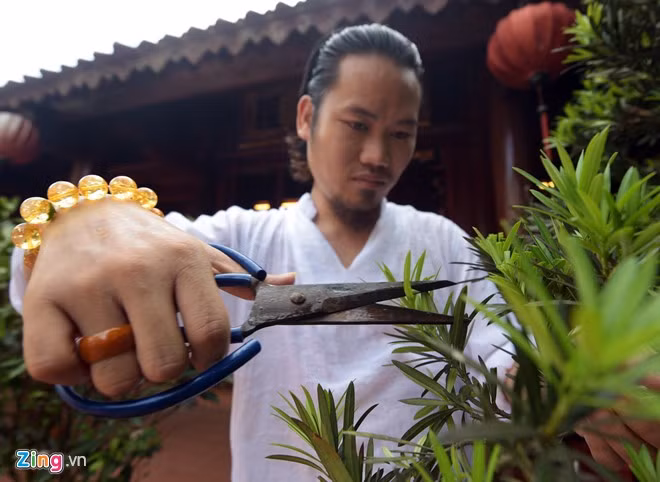 Theo chia sẻ của nghệ sĩ hài, ngôi nhà 5 gian được dựng nguyên mẫu theo lối kiến trúc cổ của quan nghè Nguyễn Quý Tân, do các nghệ nhân Hải Dương thực hiện.