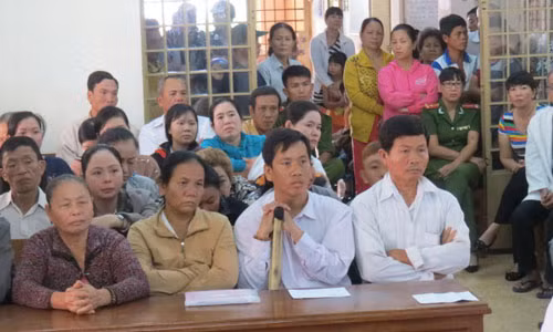 Tai xe xe can chet san phu, vang thai nhi ra toa-Hinh-2