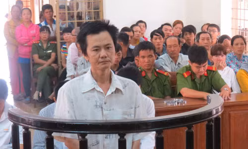 Tai xe xe can chet san phu, vang thai nhi ra toa