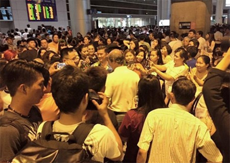 Ngay khi vừa xuất hiện, Đàm Vĩnh Hưng gây "náo loạn" sân bay Tân Sơn Nhất. Nhiều hành khách ở khu vực sảnh chờ nhanh chóng nhận ra Mr Đàm và vây kín lấy anh.