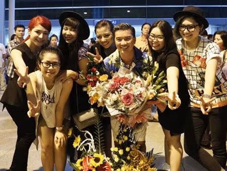 Một số học trò The Voice cũng nhiệt tình ra sân bay đón "sư phụ" trở về.