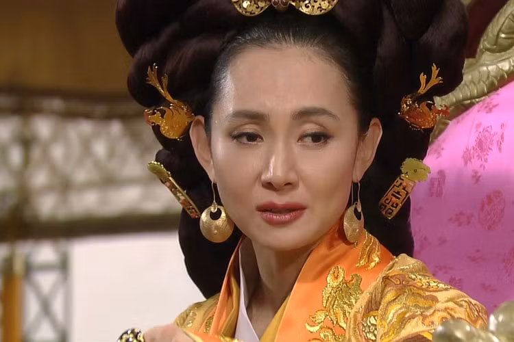 Trong "Thâm cung xử quyết", hoàng hậu Cheonchu đẹp hơn nhờ các phụ kiện dành cho mái tóc.