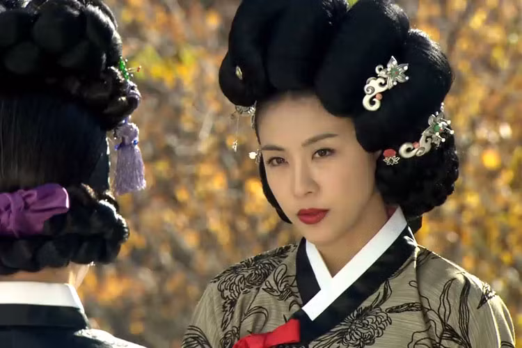 Nàng Hwang Jin Yi (do kiều nữ Ha Ji Won thủ vai) có mái tóc đồ sộ.