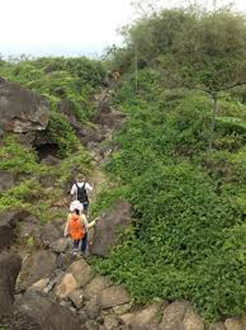 Cuu ba du khach lac tren nui Ba Den giua dem khuya