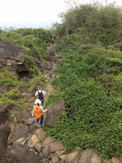 Cuu ba du khach lac tren nui Ba Den giua dem khuya