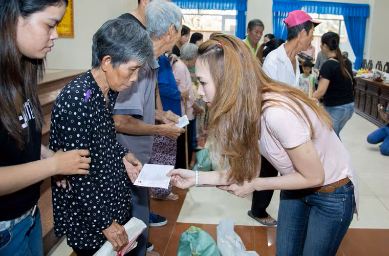 My Tam gian di di ban ve so giup nguoi ngheo