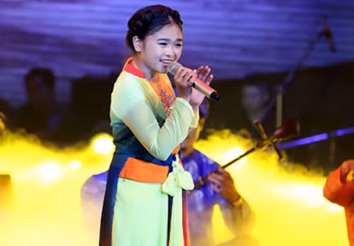 Phiên bản "The Vocie" dành cho lứa tuổi nhí - "The Voice Kids" thậm chí còn vượt mặt "đàn anh" về độ hot. Từ chương trình này nhiều ngôi sao nhí tỏa sáng như: Phương Mỹ Chi, Quang Anh, Thiện Nhân...