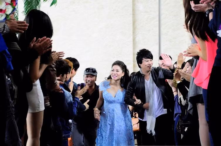 Trong đó, việc dừng cấp phép với chương trình Vietnam Idol gây chú ý hơn cả, bởi chương trình đang rầm rộ trở lại cùng bộ tứ giám khảo: Quang Dũng, Thu Minh, Thanh Bùi và Bằng Kiều. Với những chương trình khác mà Giấy chứng nhận đăng ký chương trình liên kết còn hiệu lực, nếu trong thời gian tới để xảy ra các sai phạm, Bộ TT&amp;TT sẽ thu hồi Giấy chứng nhận và có biện pháp xử phạt vi phạm hành chính theo quy định.