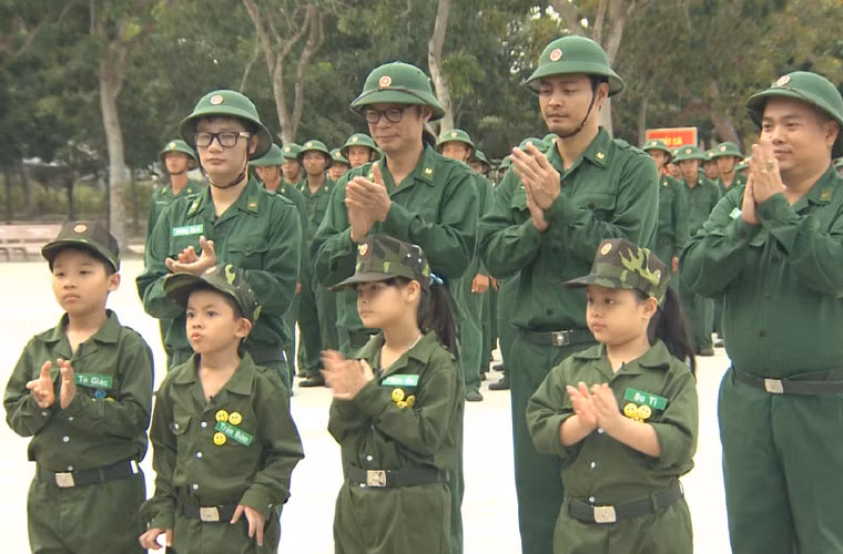 Trong khi các ông bố chưa hoàn thành tốt nhiệm vụ thì các nhóc tì lại được khen ngợi vì nhanh nhẹn, chấp hành đúng nội quy.