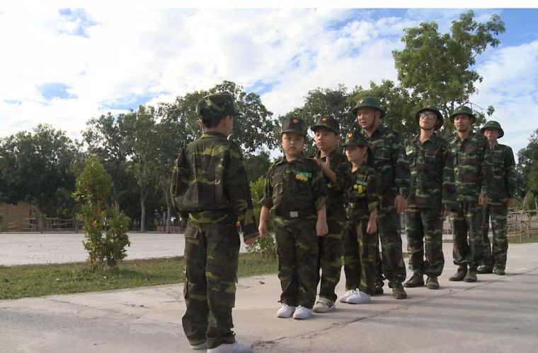 Nhóc tì ra dáng chỉ huy trước những tân binh trong tiểu đội. Ở thử thách về thay trang phục trong thời gian 2 phút, cậu nhóc có mặt đầu tiên. Còn ông bố Trần Lực tiếp tục là người đến muộn.