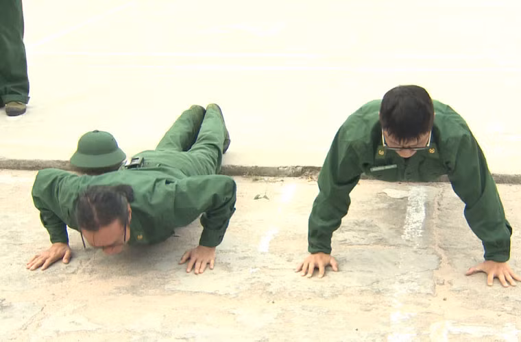 Sau khi nhận chức chỉ huy, Bờm phải quyết định hình phạt bố Trần Lực và Hoàng Bách vì không thực hiện việc gấp chăn. Sau nhiều đắn đo, nhóc tì phạt hai ông bố "hít đất".