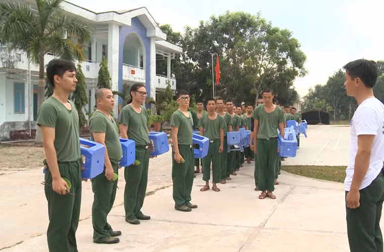 Đến giờ ăn sáng, Phan Anh đến muộn vì không tìm thấy bát ăn cơm khiến cho đồng đội phải chịu phạt chung. Tuy nhiên trong lúc chạy quanh sân, các ông bố cười nói không giữ nghiêm túc nên tiếp tục bị phạt chống đẩy.