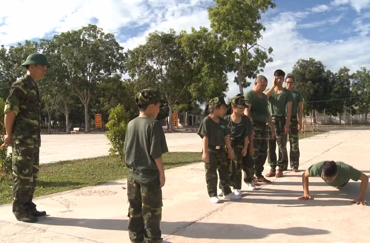 Hoàng Bách thiếu nghiêm túc cũng chịu chung hình phạt với Trần Lực.