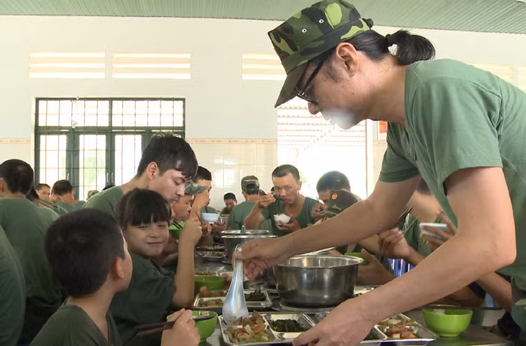 Bữa trưa trong doanh trại quân đội của bốn cặp bố con sao Việt có cảm giác ngon hơn sau khi họ vất vả thực hiện các thử thách.