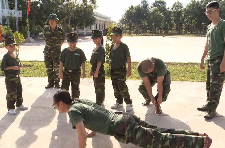 Vì lỗi này, Bờm quyết định phạt bố Trần Lực chống đẩy 12 cái.