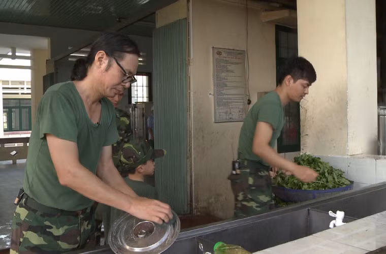 Trần Lực được phân công nhiệm vụ rửa bát. Vị đạo diễn liên tục bị con trai ra lệnh phải làm nhanh.