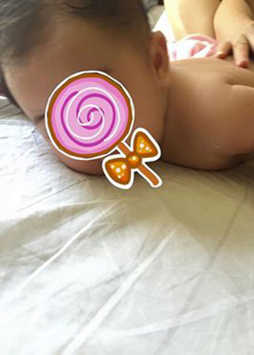 Trước đó nhiều lần chia sẻ hình ảnh của con gái nhưng nữ ca sĩ đều chọn những tấm hình nhóc tì đã được che mặt.