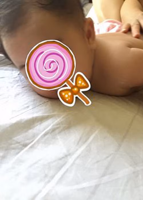 Trước đó nhiều lần chia sẻ hình ảnh của con gái nhưng nữ ca sĩ đều chọn những tấm hình nhóc tì đã được che mặt.