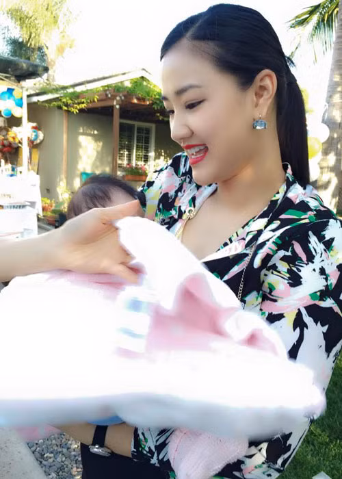 Thông tin Maya mang bầu và sinh con nhận được nhiều sự quan tâm của dư luận bởi trước đó nữ ca sĩ hiếm khi chia sẻ chuyện riêng tư.