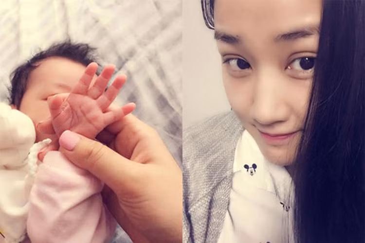 Maya lần đầu tiên tiết lộ hình ảnh con gái đầu lòng vào tháng 3/2015. Tuy nhiên, nữ ca sĩ đã cầm tay che mặt nhóc tì.