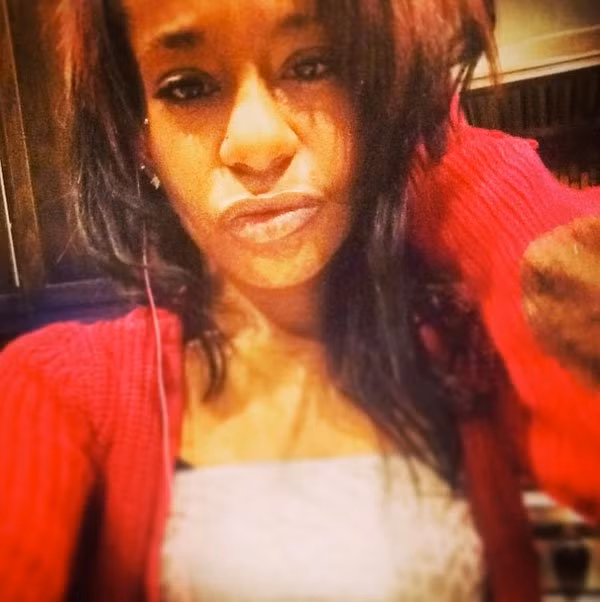 Ngày 31/1/2015, Bobbi Kristina bị phát hiện bất tỉnh trong bồn tắm tại nhà riêng ở Roswell, Georgia (Mỹ). Cô sống nhờ máy trợ thở kể từ đó. Hồi tháng 3, con gái Whitney Houston được đưa tới trung tâm phục hồi chức năng lâu dài ở Atlanta nhưng không có dấu hiệu hồi tỉnh.