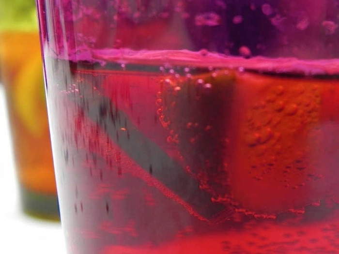 Nghiện uống đồ uống có gas Đồ uống có gas rất dễ gây nghiện. Bạn nên dừng lại ngay nếu bạn thường uống đồ uống có gas. Bạn có thể bị tăng cân, tăng lượng đường trong máu và mắc bệnh tiểu đường.