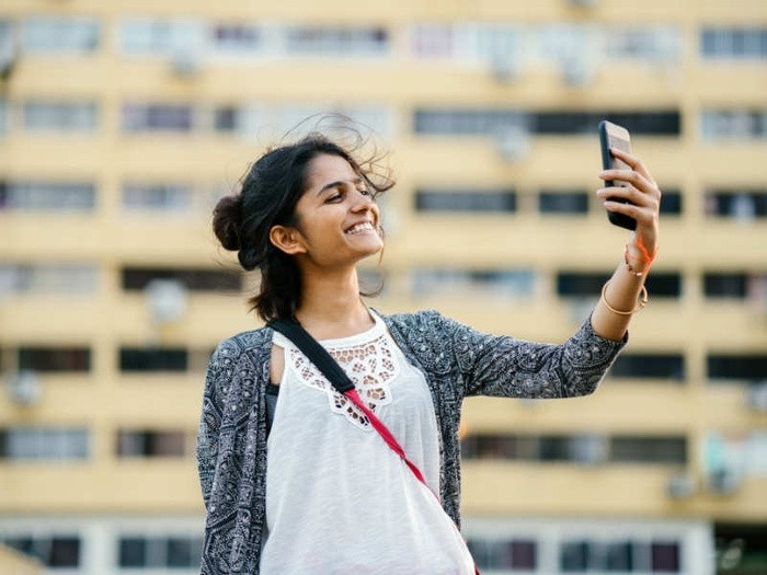 Nghiện chụp ảnh hoặc chụp ảnh tự sướng Chụp ảnh hoặc chụp ảnh tự sướng thường xuyên sẽ khiến bạn không có niềm tin vào cuộc sống thực và mắc chứng rối loạn nhân cách ái kỷ. Khi đăng bài trên mạng xã hội bạn sẽ bắt đầu so sánh cuộc sống của mình với những người khác và điều này ảnh hưởng đến sức khỏe tâm thần.