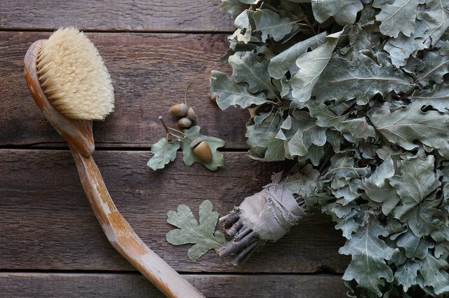 7. Chải da khô Chải da khô là phương pháp sử dụng một bàn chải khô chải nhẹ nhàng lên cơ thể theo hình tròn trước khi tắm. Đây là cách hiệu quả để thải độc cơ thể, loại bỏ da chết giúp cho da dẻ hồng hào hơn. Hãy bắt đầu chải từ bàn chân, chải nhẹ từ phía dưới lên phần trên cơ thể (tránh phần mặt). Thực hiện phương pháp này 3-4 lần một tuần sẽ giúp sớm đem lại những hiệu quả tích cực