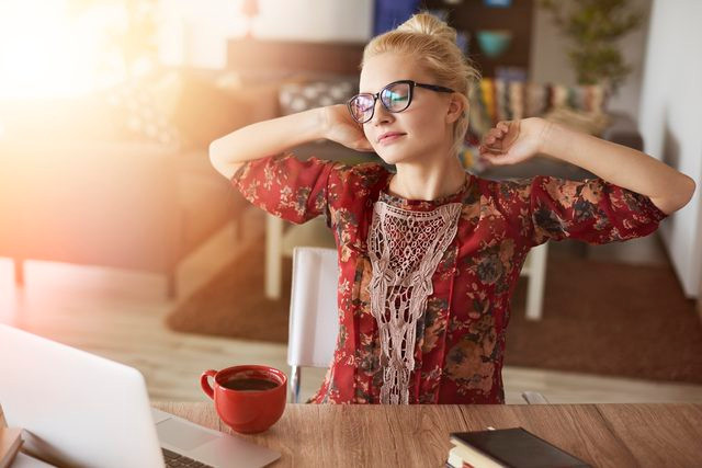 4. Đi lại Chúng ta thường có thói quen ngồi im làm việc hàng giờ trước máy tính. Nhưng cần nhớ cơ thể thoải mái hơn khi có sự vận động và di chuyển. Việc đi lại có có lợi cho cả cơ thể lẫn bộ não con người. Cụ thể, khi di chuyển, các cơ, khớp được hoạt động, máu cũng được điều hòa và lưu thông hơn. Bởi vậy mà cơ thể có nhiều năng lượng để hoạt động hơn.