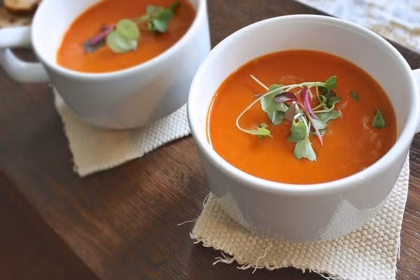 2. Cháo, súp ăn liền Có thể bạn sẽ rất ngạc nhiên khi biết các loại cháo ăn liền có rất nhiều muối ăn. Sự thực là không chỉ riêng cháo và súp mà hầu hết các loại thực phẩm ăn liền thường có gia vị khá mặn. Bạn nên cân nhắc chỉ sử dụng một phần gói gia vị của các loại đồ này.