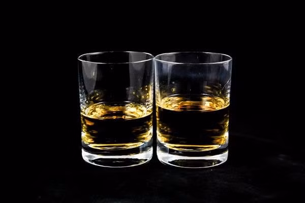 10. Đồ uống có cồn Đồ uống có cồn, đặc biệt là bia rượu rất có hại cho người huyết áp cao do 2 nguyên nhân. Thứ nhất, chỉ cần ba chén rượ trong một lần ngồi uống đã có thể gây nguy hiểm cho người huyết áp cao. Thứ hai, bia rượu cũng chứa lượng đường hóa học cao, không tốt cho sức khỏe.