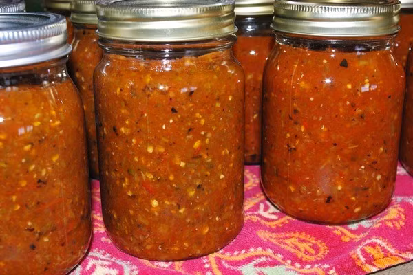 9. Các loại nước sốt Nước sốt cà chua, sốt salad… đều rất phổ biến với tất cả chúng ta. Dẫu vậy, hàm lượng đường và muối có trong các loại sốt này lại rất cao bởi chúng vốn được sử dụng làm gia vị. Khi mua, bạn nên cân nhắc về sản phẩm dựa vào các hàm lượng và chỉ số trên nhãn, mác.