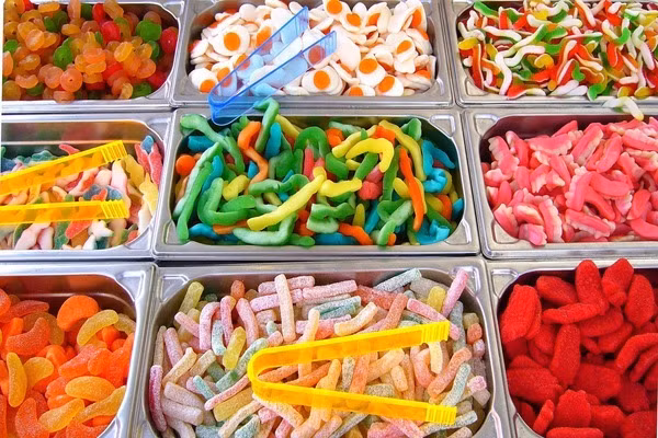 6. Các loại kẹo ngọt Kẹo ngọt chứa rất nhiều đường trong khi chỉ có thể cung cấp nguồn năng lượng rất nhỏ cho cơ thể. Bởi vậy, muốn kiểm soát huyết áp cao, bạn cần ăn uống hợp lí, sử dụng nhiều hoa quả hơn. Chuối là sự lựa chọn hoàn hảo với lượng ka li cao giúp kiểm soát huyết áp.