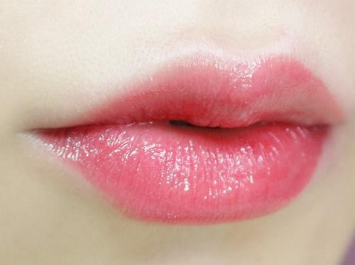 Khuôn mặt mộc của phái đẹp sẽ tươi sáng hơn khi điểm tô một chút son dưỡng có màu - Ảnh minh họa: Internet