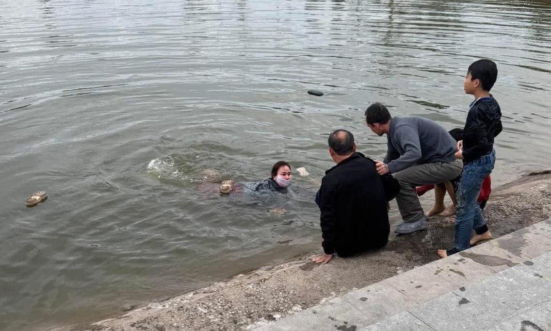 Hai Duong: Tang bang khen nguoi phu nu cuu 3 hoc sinh duoi nuoc