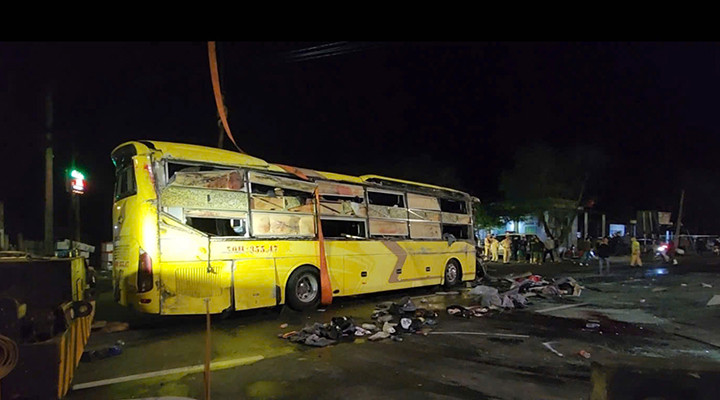 Khoảng 1h sáng ngày 8/2, tại Km1269+250 trên quốc lộ 1 đoạn qua thôn Hòa Hiệp, xã Xuân Thịnh (thị xã Sông Cầu, tỉnh Phú Yên), ô tô khách 50H-355.47 do ông Phạm Quốc Huy (38 tuổi, thị xã Ayun Pa, tỉnh Gia Lai) điều khiển, chạy trên quốc lộ 1 theo hướng Bắc -Nam, trên xe có khoảng 24 người. Đến địa điểm trên đã tông vào dải phân cách giữa đường rồi lật nghiêng bên phải theo hướng Bắc - Nam.