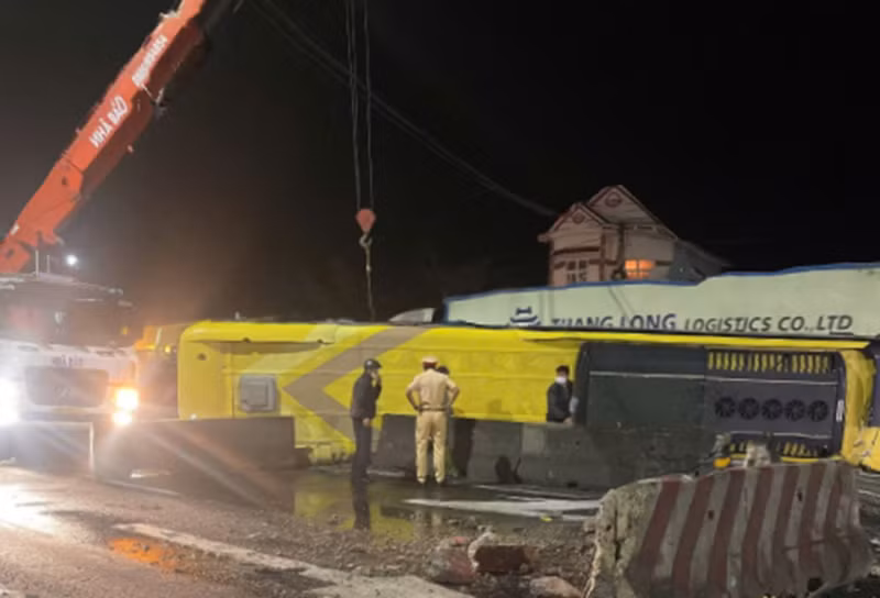 Vụ tai nạn làm ba người chết tại chỗ, gồm chị Đỗ Thị Kim Chi (34 tuổi, thị trấn Đinh Văn, huyện Lâm Hà, tỉnh Lâm Đồng), anh Trần Công Anh (24 tuổi, quận Thanh Khê, TP Đà Nẵng) và chị Trần Thị Song Thương (22 tuổi, ngụ huyện Phước Sơn, tỉnh Quảng Nam), 7 người khác bị thương, ô tô khách hư hỏng nặng.