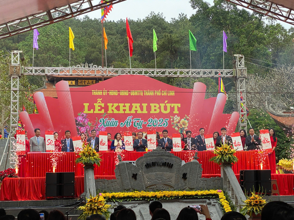 Hải Dương: Khai bút đầu xuân tại đền thờ Chu Văn An Hai Duong: Khai but dau xuan tai den tho Chu Van An