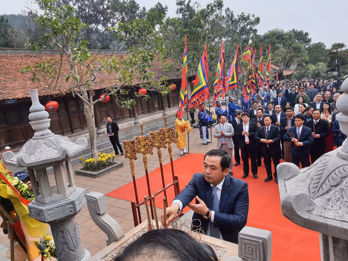 Hai Duong: Khai but dau xuan tai den tho Chu Van An-Hinh-2