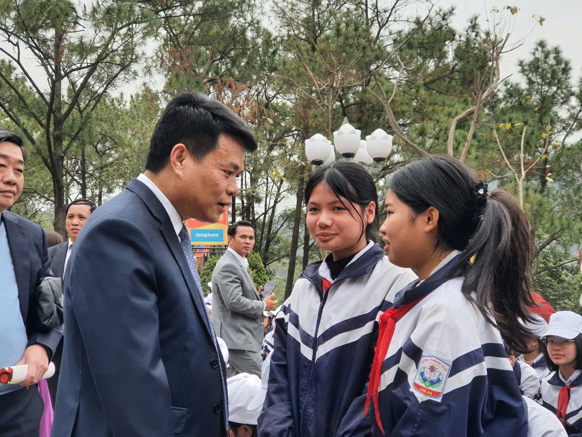 Hải Dương: Khai bút đầu xuân tại đền thờ Chu Văn An - Hình 5 Hai Duong: Khai but dau xuan tai den tho Chu Van An-Hinh-5