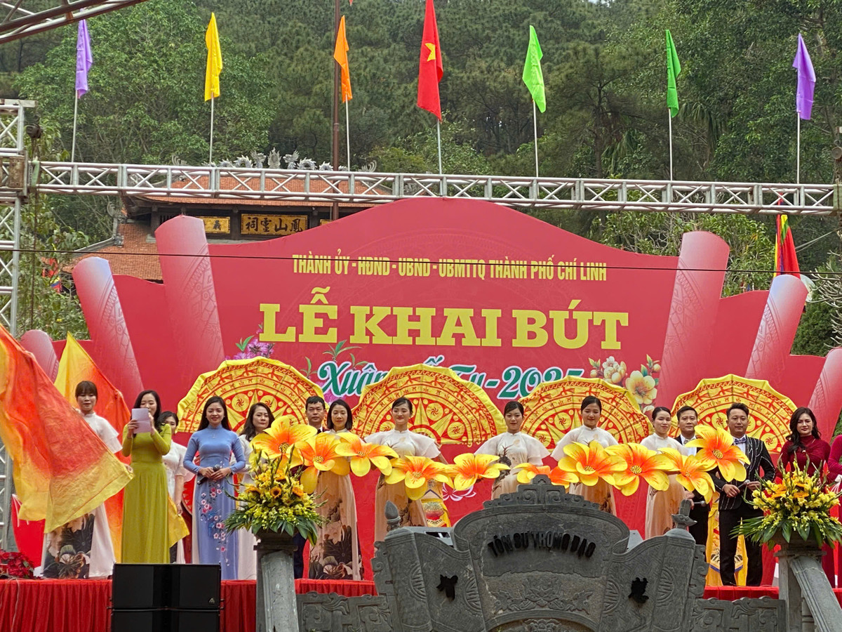 Hải Dương: Khai bút đầu xuân tại đền thờ Chu Văn An - Hình 7 Hai Duong: Khai but dau xuan tai den tho Chu Van An-Hinh-7