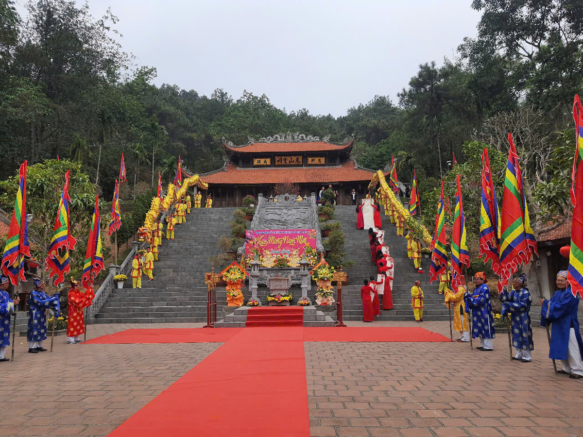 Hải Dương: Khai bút đầu xuân tại đền thờ Chu Văn An - Hình 6 Hai Duong: Khai but dau xuan tai den tho Chu Van An-Hinh-6