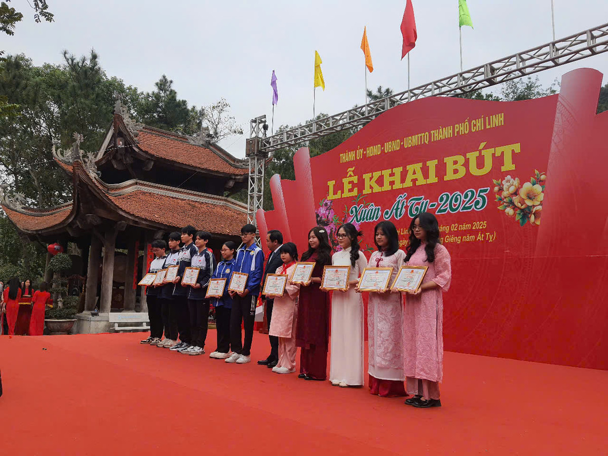 Hải Dương: Khai bút đầu xuân tại đền thờ Chu Văn An - Hình 4 Hai Duong: Khai but dau xuan tai den tho Chu Van An-Hinh-4