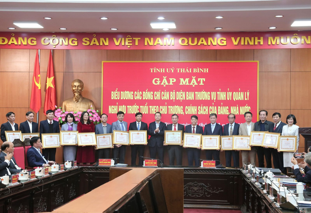 Thái Bình: 17 cán bộ diện Ban Thường vụ Tỉnh ủy nghỉ hưu sớm - Hình 2 Thai Binh: 17 can bo dien Ban Thuong vu Tinh uy nghi huu som-Hinh-2