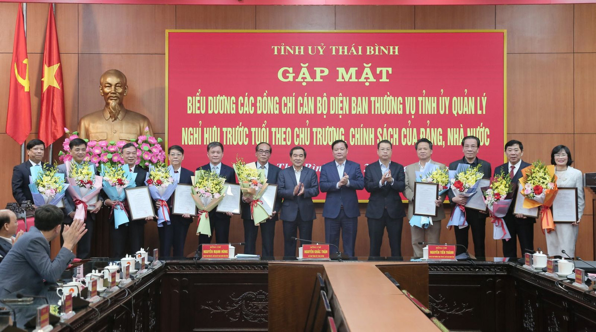 Thái Bình: 17 cán bộ diện Ban Thường vụ Tỉnh ủy nghỉ hưu sớm Thai Binh: 17 can bo dien Ban Thuong vu Tinh uy nghi huu som