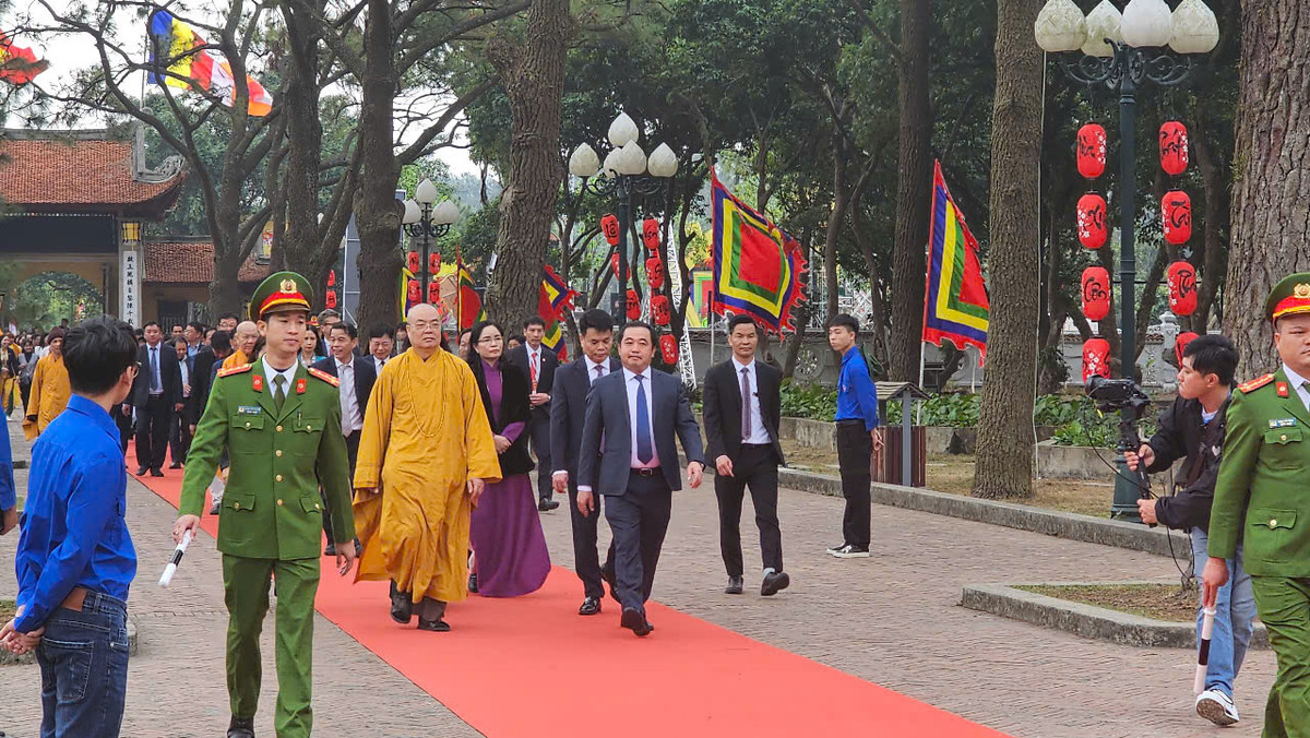 Bí thư Hải Dương khởi trống khai hội mùa xuân Côn Sơn - Kiếp Bạc - Hình 4 Bi thu Hai Duong khoi trong khai hoi mua xuan Con Son - Kiep Bac-Hinh-4