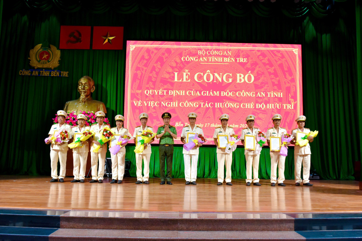  Đại tá và 24 Thượng tá Công an tỉnh Bến Tre xin nghỉ hưu trước tuổi: Ngày 17/2, Công an tỉnh Bến Tre tổ chức lễ công bố quyết định nghỉ công tác để hưởng chế độ hưu trí từ ngày 1/3/2025 đối với 25 lãnh đạo cấp phòng, cấp huyện gồm: 7 trưởng phòng, 3 trưởng Công an huyện, 11 phó trưởng phòng và 4 phó trưởng Công an huyện. Các trường hợp này còn thời gian phục vụ theo quy định từ 8 tháng đến 57 tháng. Trong 25 lãnh đạo cấp phòng, cấp huyện xin nghỉ hưu trước tuổi có 1 cán bộ có cấp hàm Đại tá và 24 cán bộ cấp hàm Thượng tá. 