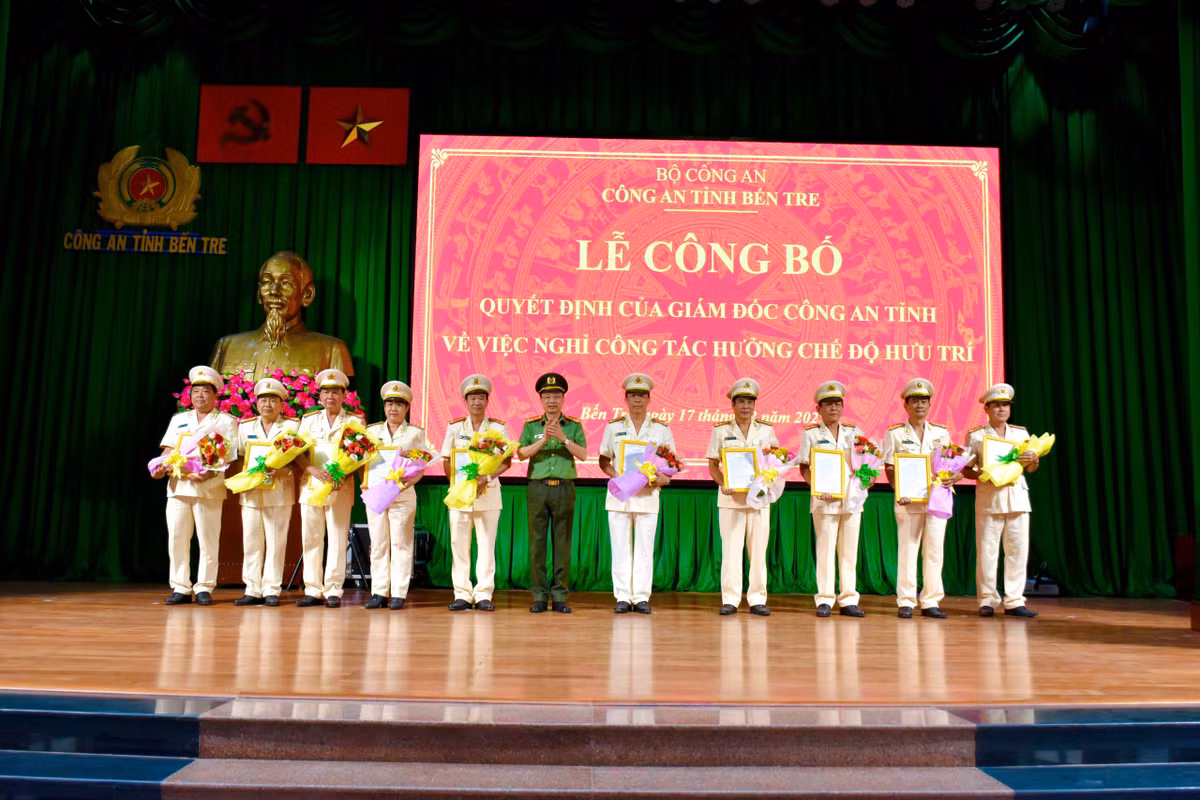  Đại tá và 24 Thượng tá Công an tỉnh Bến Tre xin nghỉ hưu trước tuổi: Ngày 17/2, Công an tỉnh Bến Tre tổ chức lễ công bố quyết định nghỉ công tác để hưởng chế độ hưu trí từ ngày 1/3/2025 đối với 25 lãnh đạo cấp phòng, cấp huyện gồm: 7 trưởng phòng, 3 trưởng Công an huyện, 11 phó trưởng phòng và 4 phó trưởng Công an huyện. Các trường hợp này còn thời gian phục vụ theo quy định từ 8 tháng đến 57 tháng. Trong 25 lãnh đạo cấp phòng, cấp huyện xin nghỉ hưu trước tuổi có 1 cán bộ có cấp hàm Đại tá và 24 cán bộ cấp hàm Thượng tá. 
